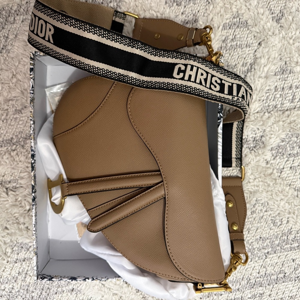Elegant Tan Saddle Shoulder Bag